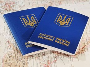 Навіщо два закордонні паспорти громадянину України